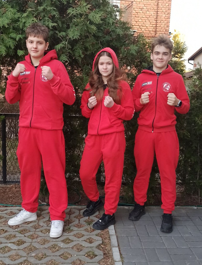 Młodzi zawodnicy w strojach klubowych